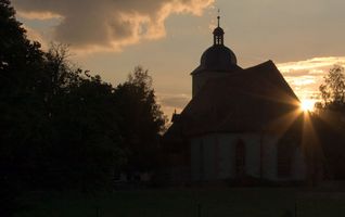 Sonnenuntergang hinter der Kirche Ermstedt